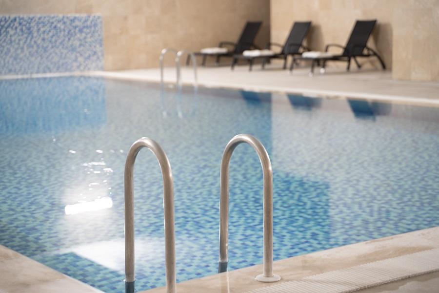 Крытый термальный бассейн image