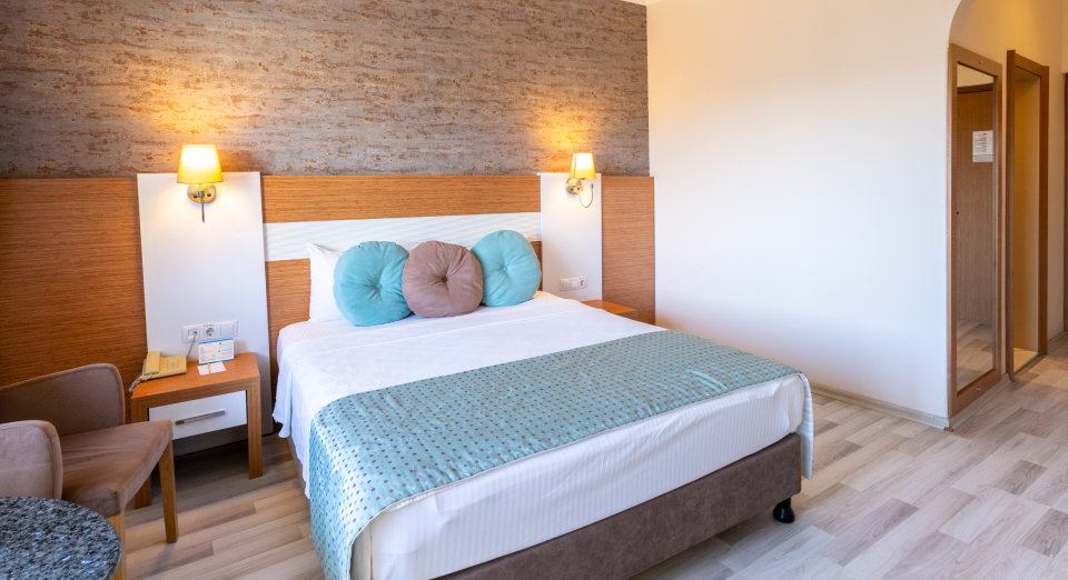 Номер с ванной и балконом в главном здании image